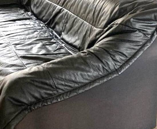 Cocooning black leather sofa