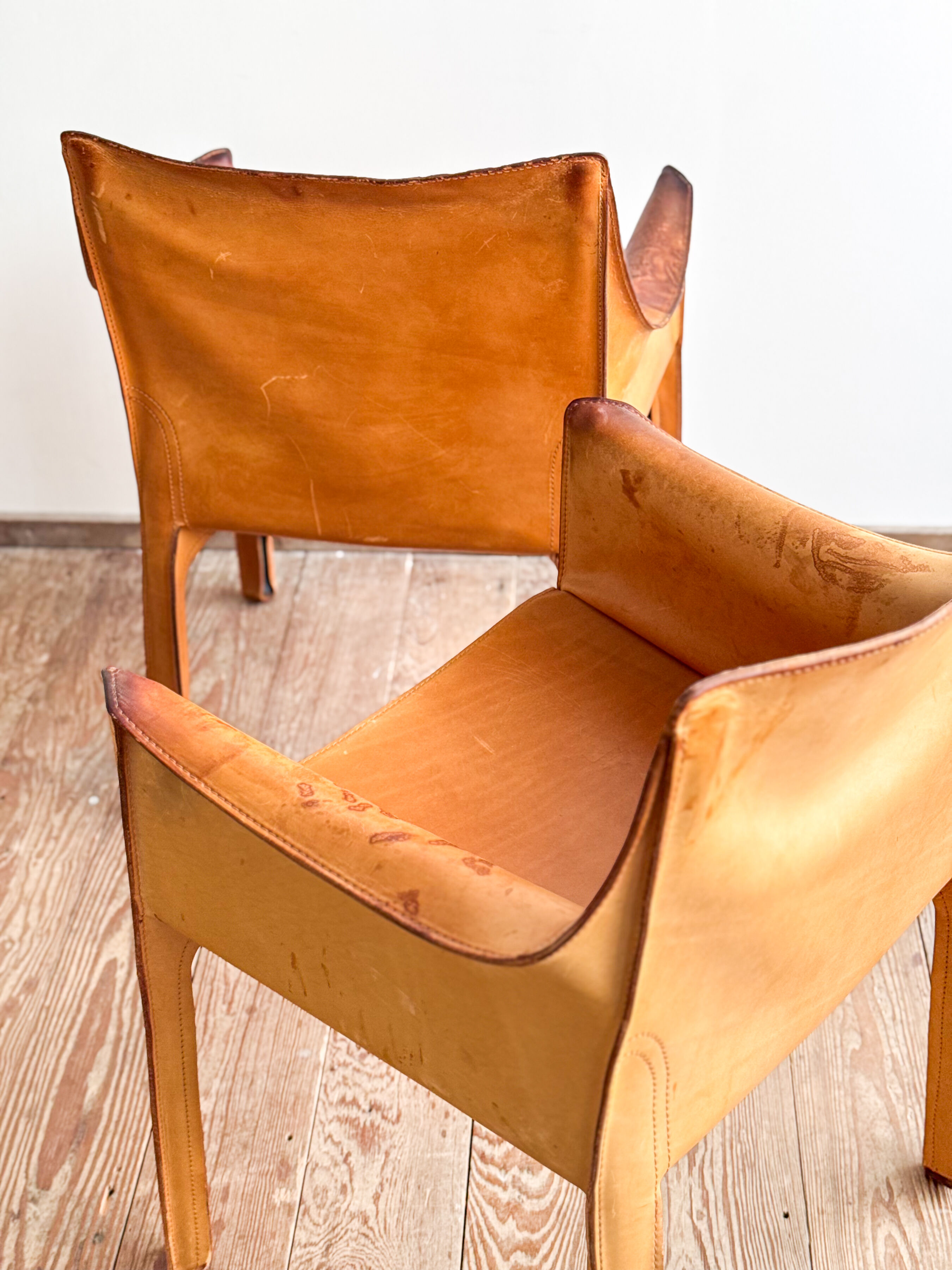 Paire de fauteuils Cab 413 par Mario Bellini en cuir beige patiné, Cassina