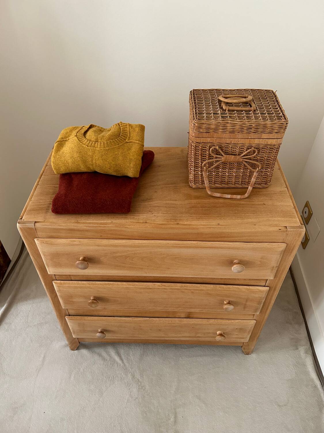 Commode vintage en bois brut