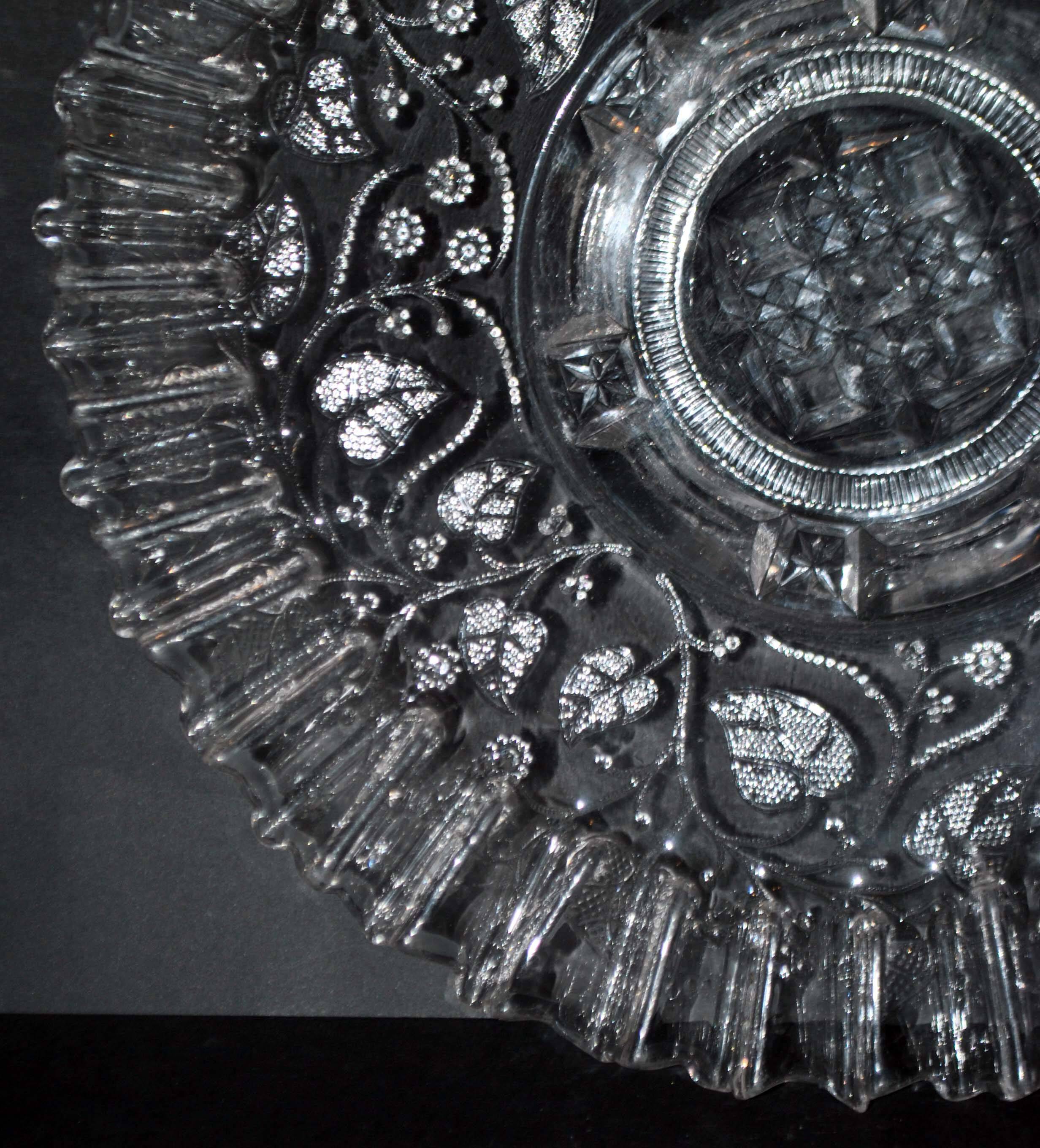 Old molded glass cake dish cutter - ivy decoration wavy edge 31cm