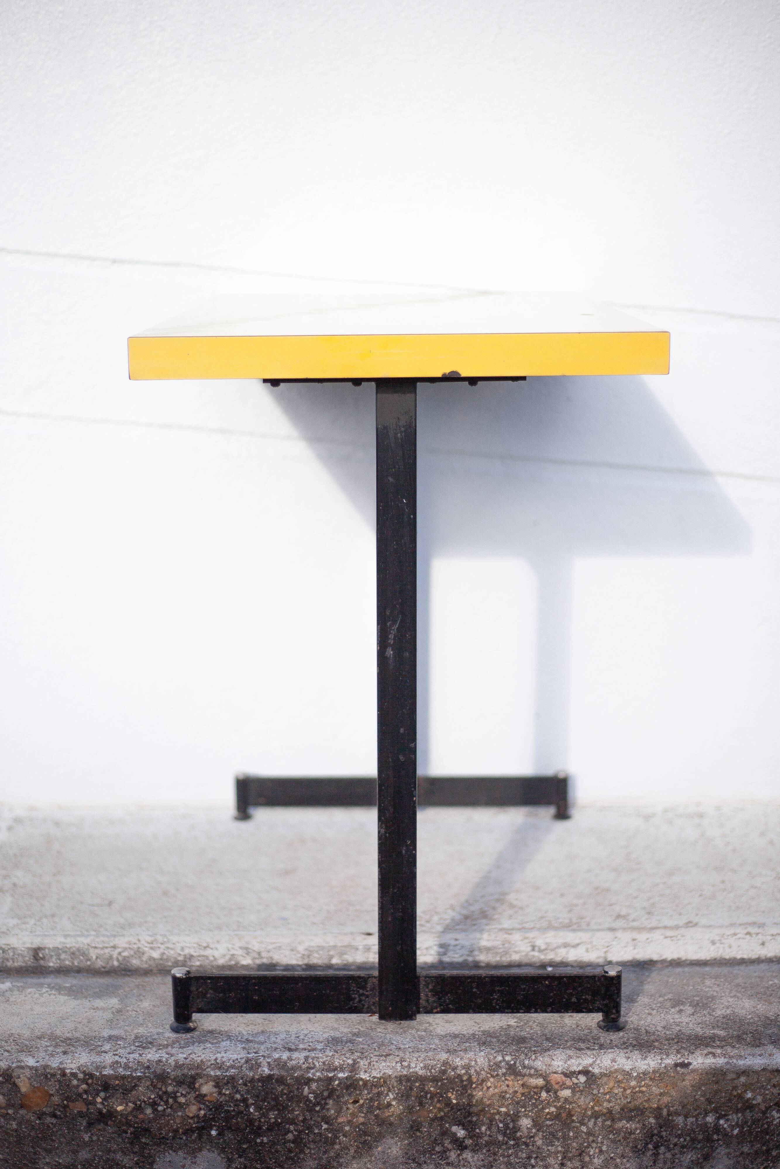 Table de bistrot en fer et formica jaune