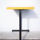 Table de bistrot en fer et formica jaune