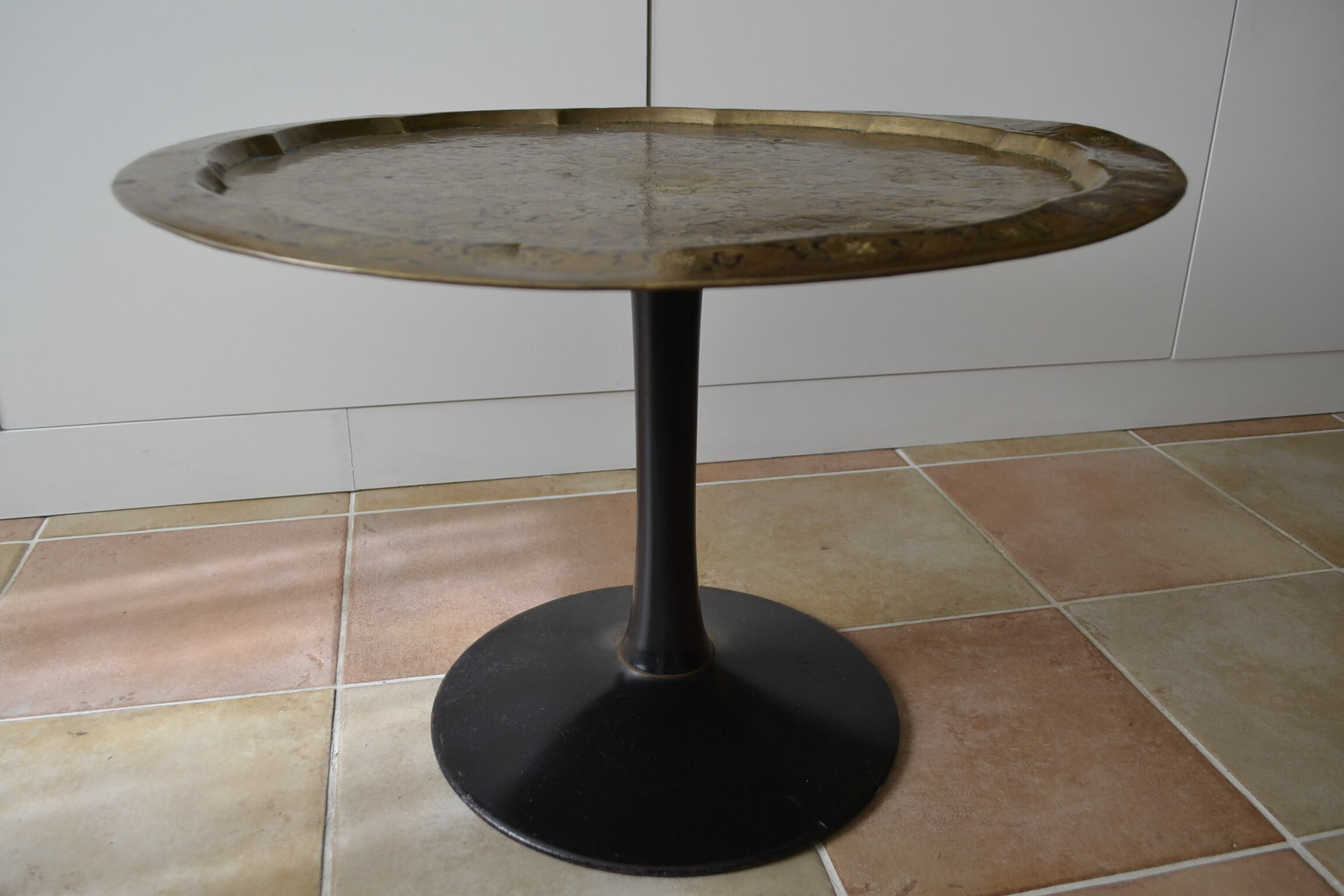 Coffee table foot tulip and Moroccan tray