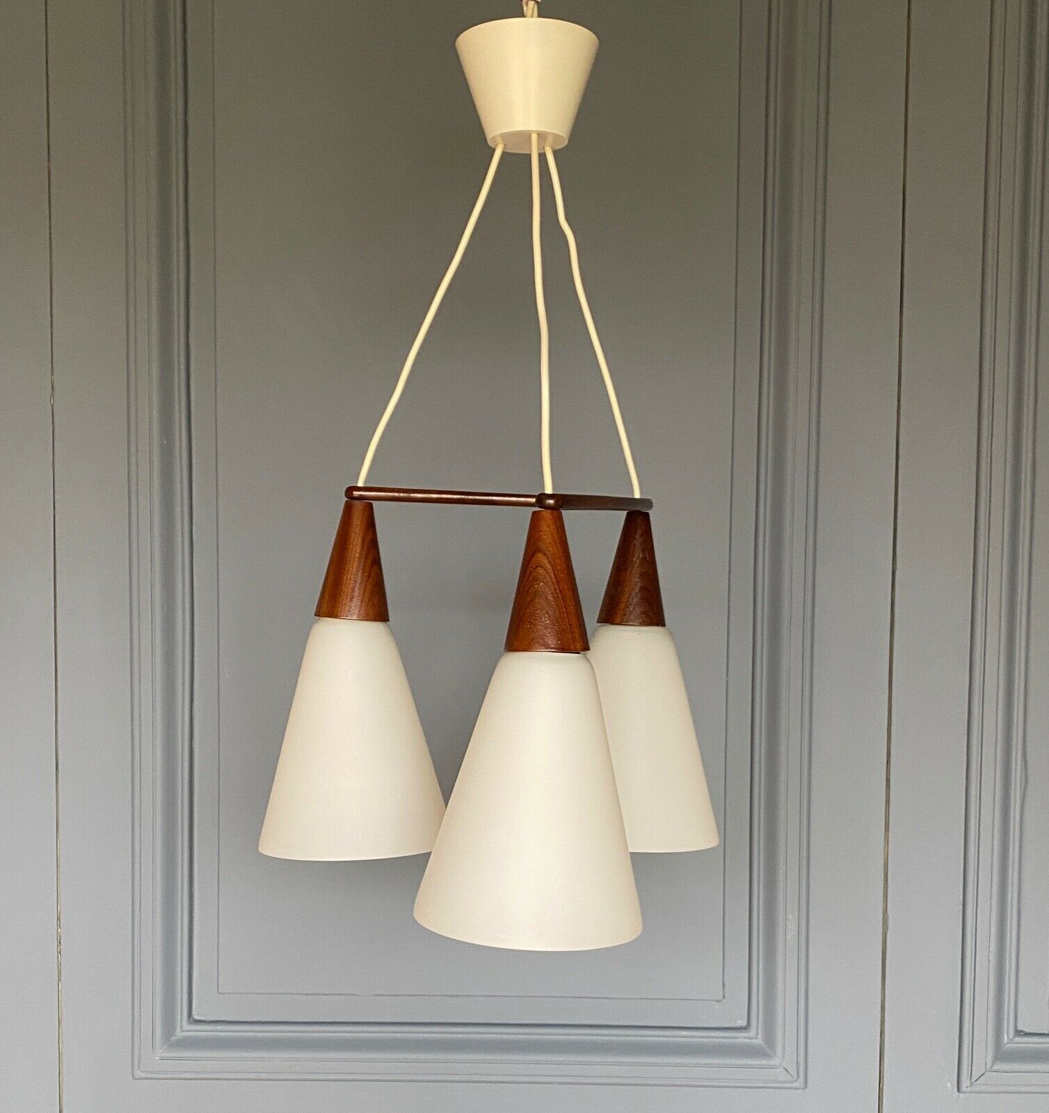 Suspension boomerang scandinave teck opaline 1960 Louis Kalff