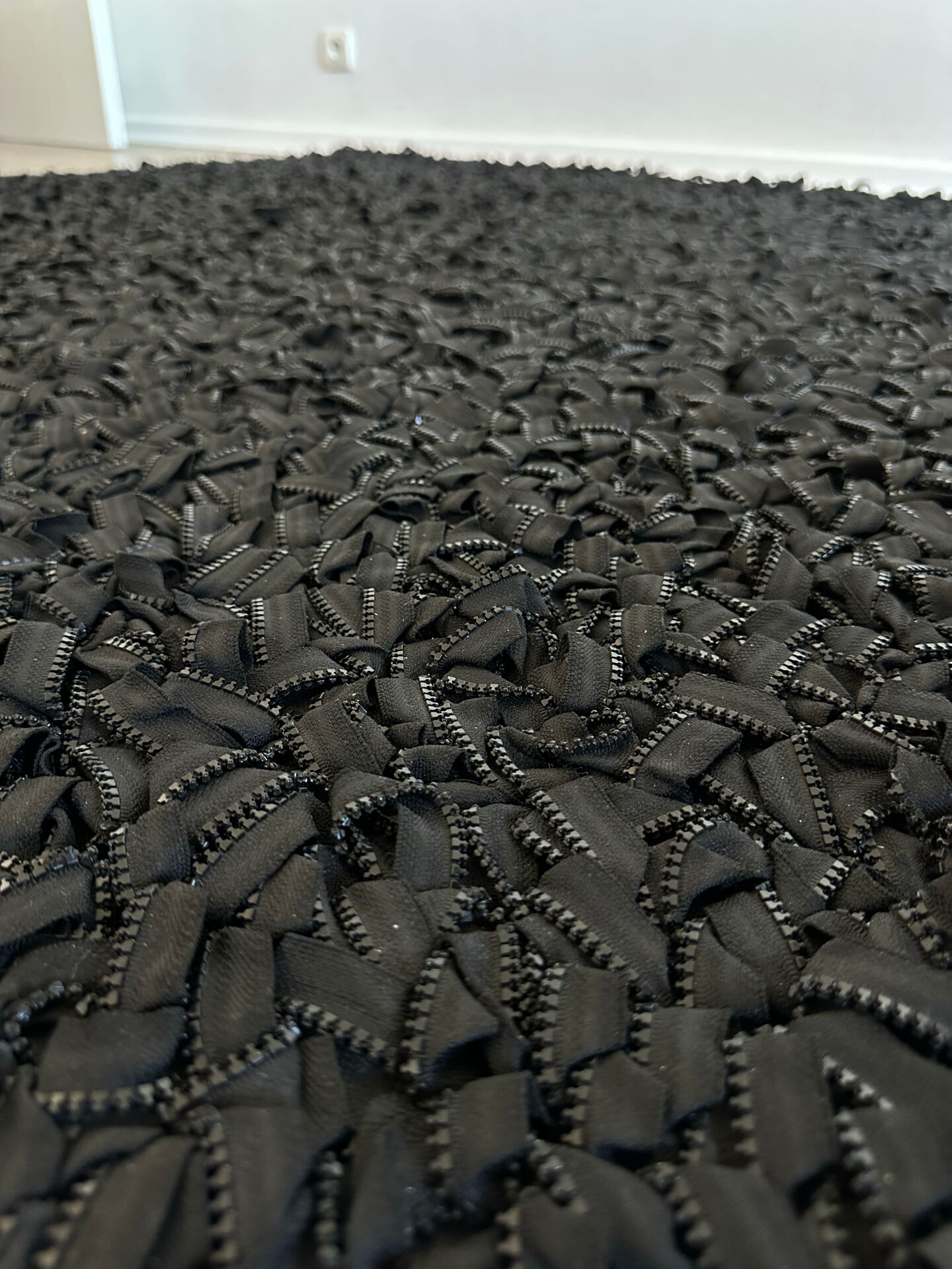 Zipper Black design rug – 170 × 240 cm – unique model – new
