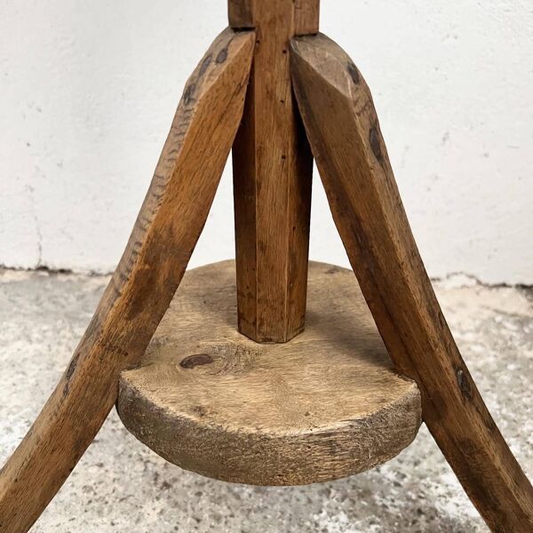 Ancien guéridon tripode en bois primitif
