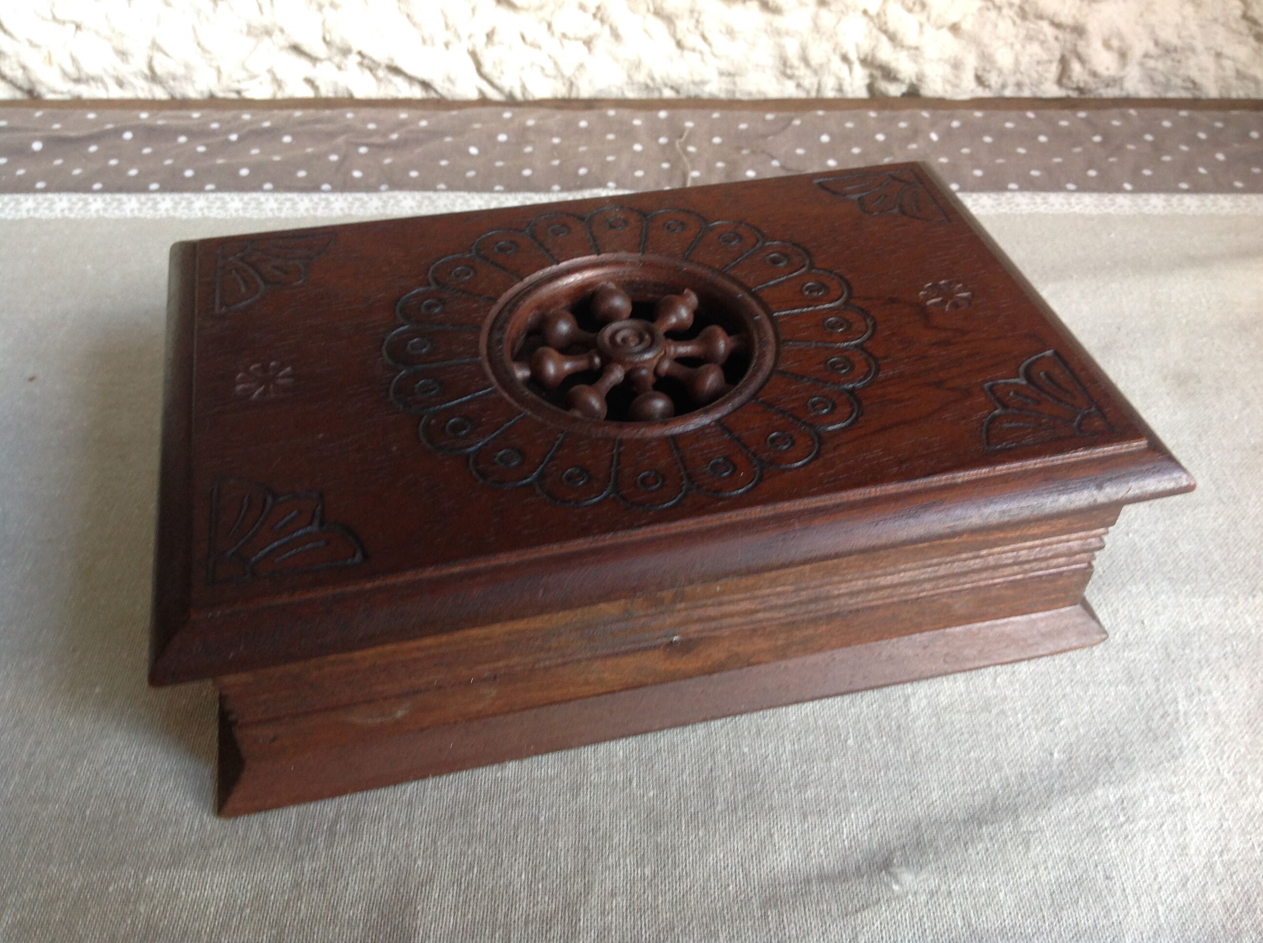 Old cigarette box in openwork varnished wood 30-40s