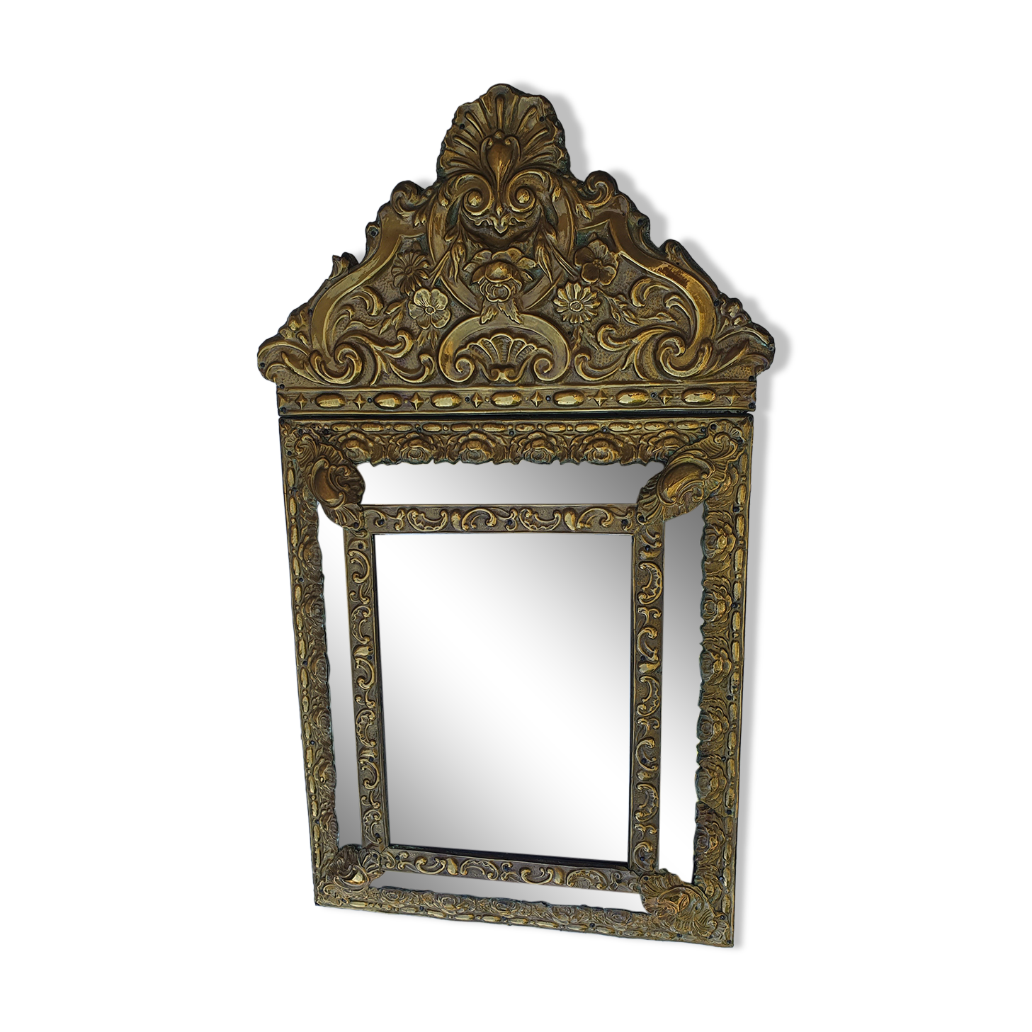 Miroir à parecloses en bois doré et métal repoussé