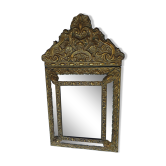 Mirror with parecloses in gilded wood and repoussé metal