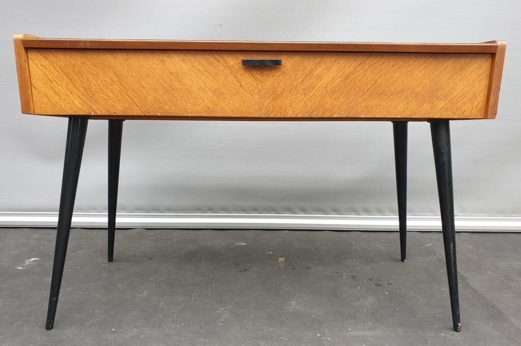 Console serves Singer Scandinavian design 1960