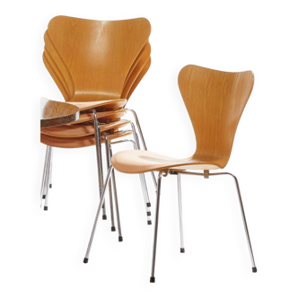 Lot of Arne JACOBSEN chairs (1902 - 1971) FRITZ HANSEN (editor)