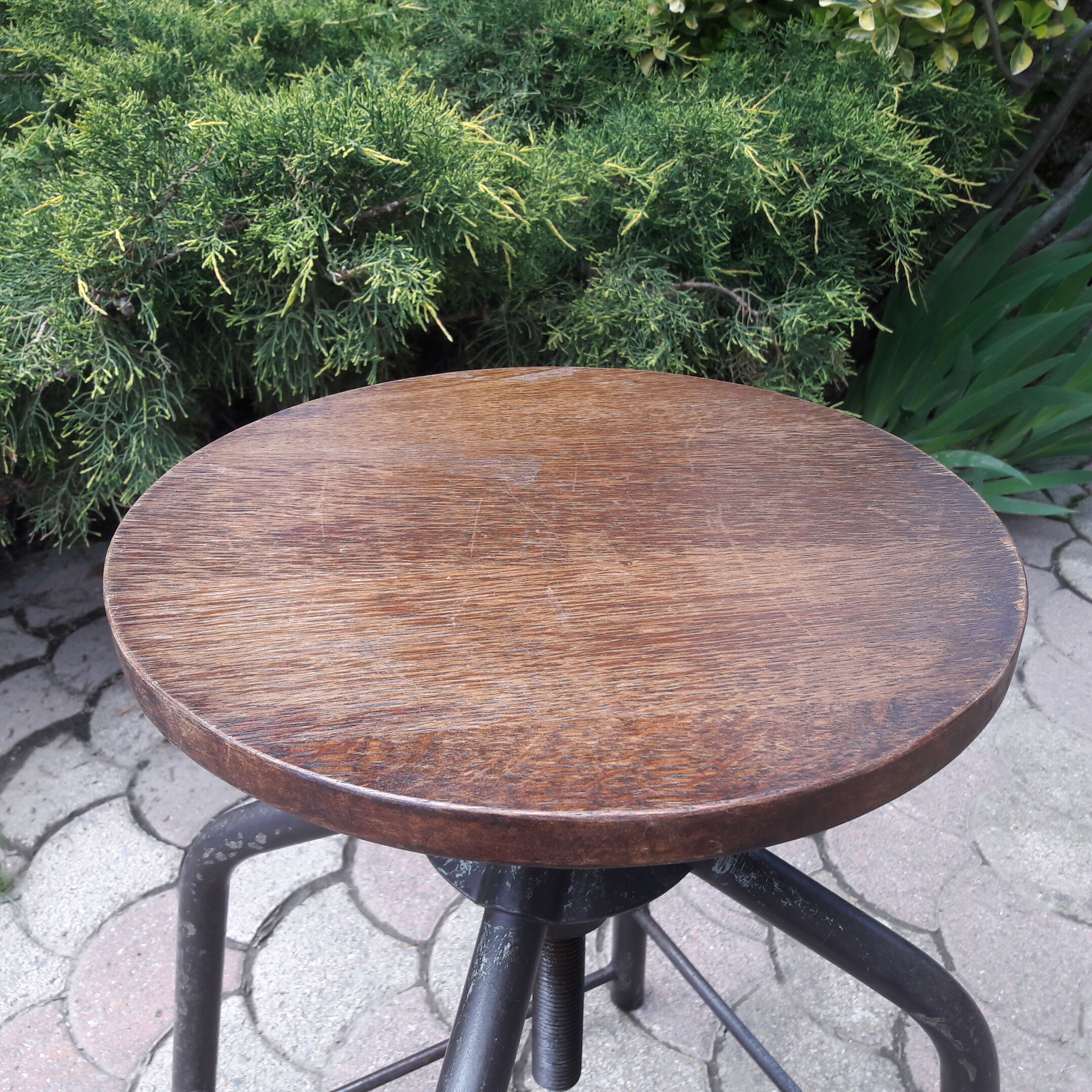 Industrial stool with screw