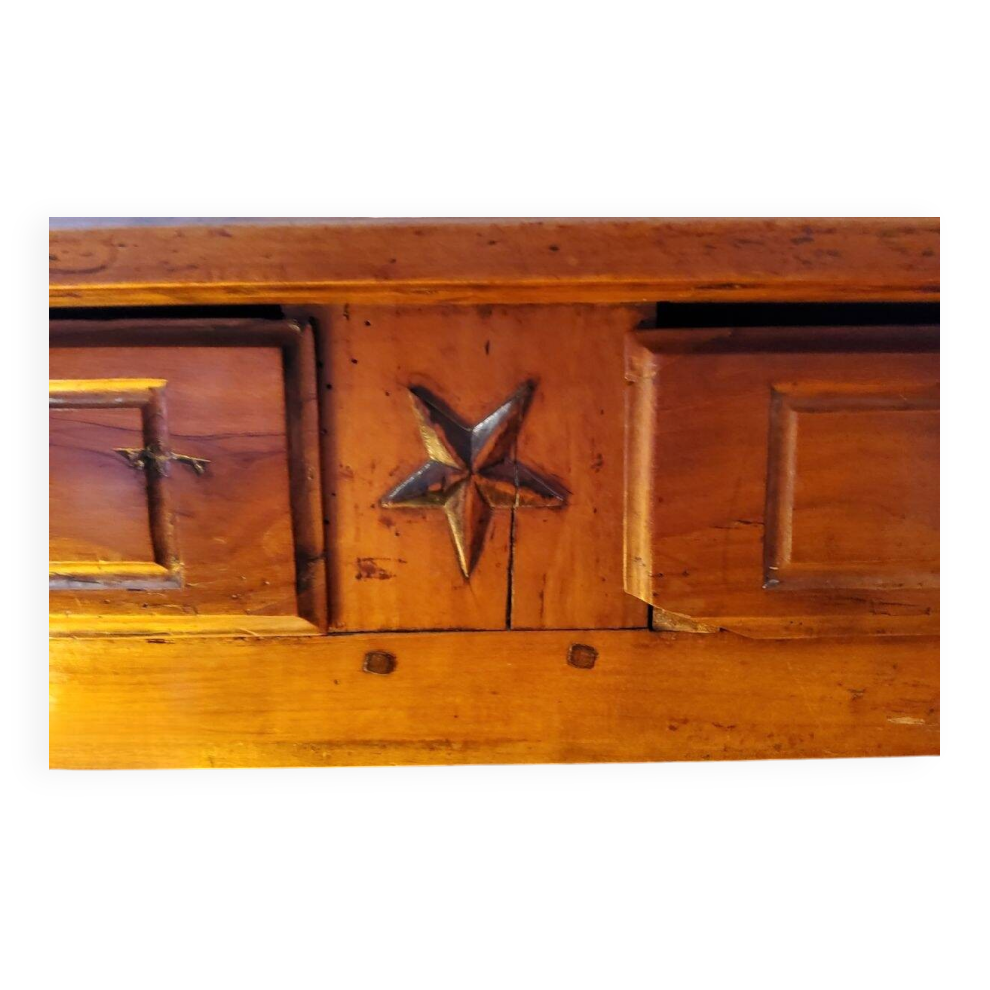 Rustic or authentic country buffet with beautiful sculptures.