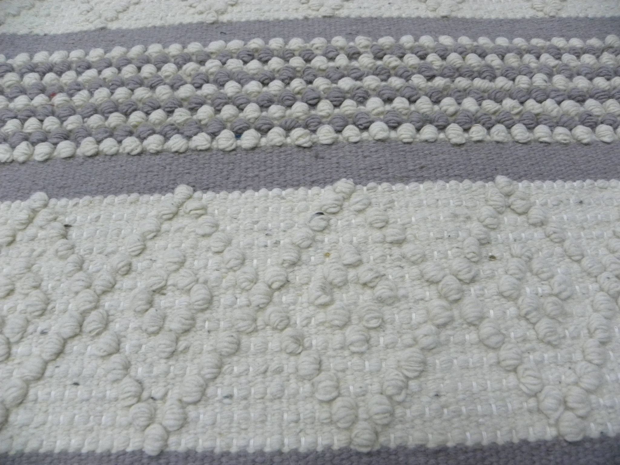 Handmade artisanal rug in Wool – Modern and natural design in Beige Ecru