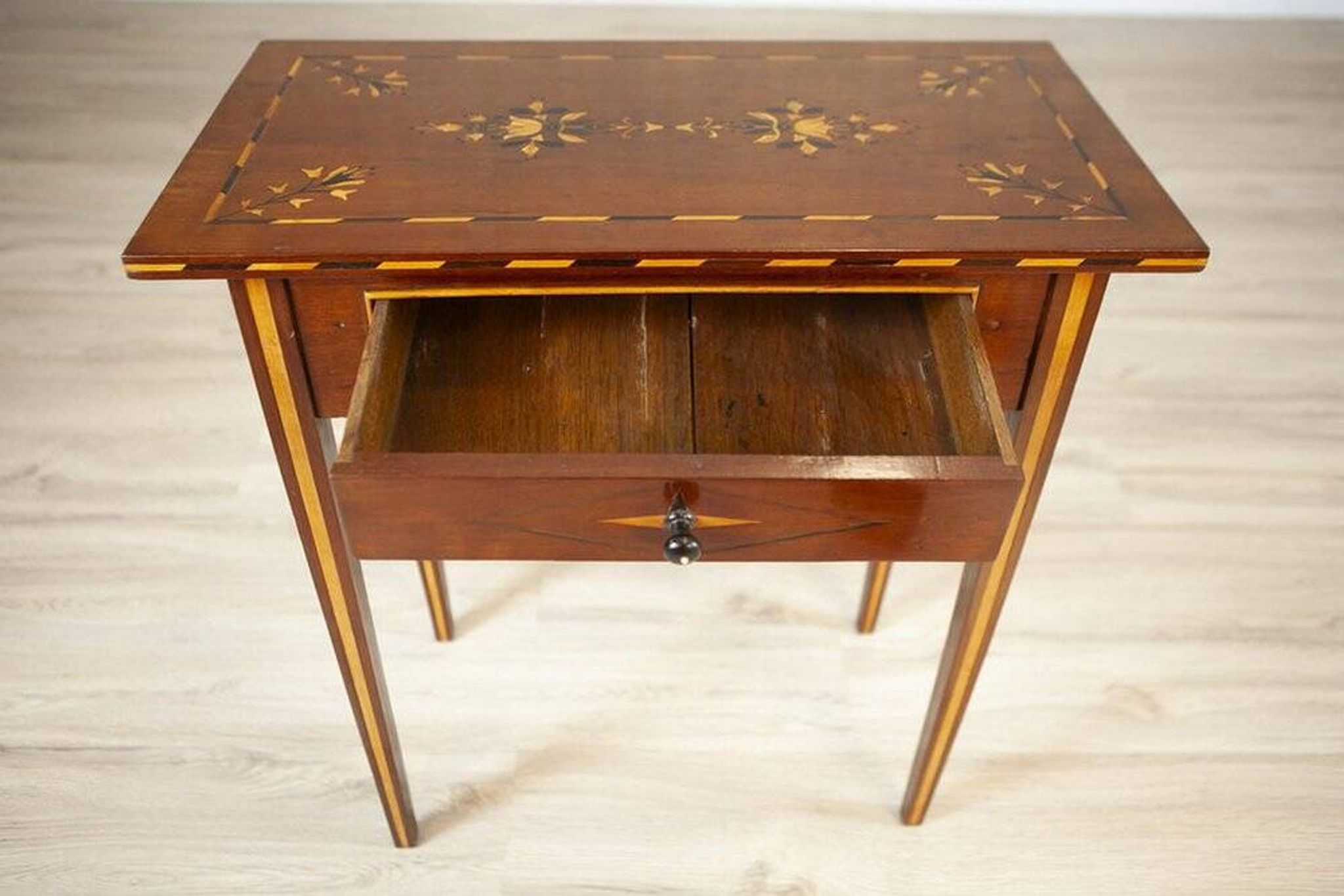 Table d'appoint incrustée du 19ème siècle