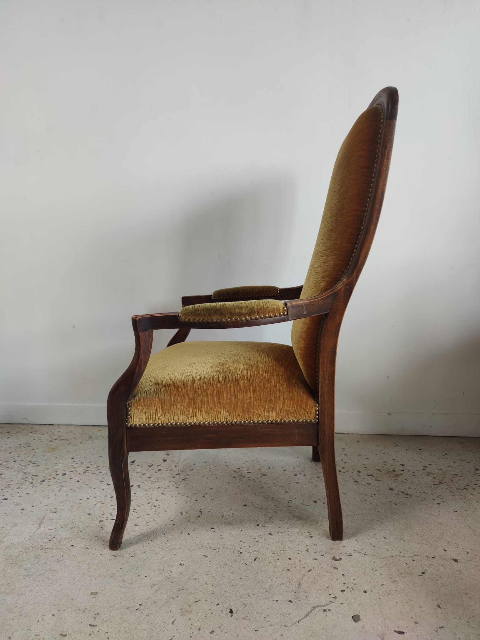 Fauteuil Voltaire garniture de velours jaune