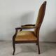 Fauteuil Voltaire garniture de velours jaune