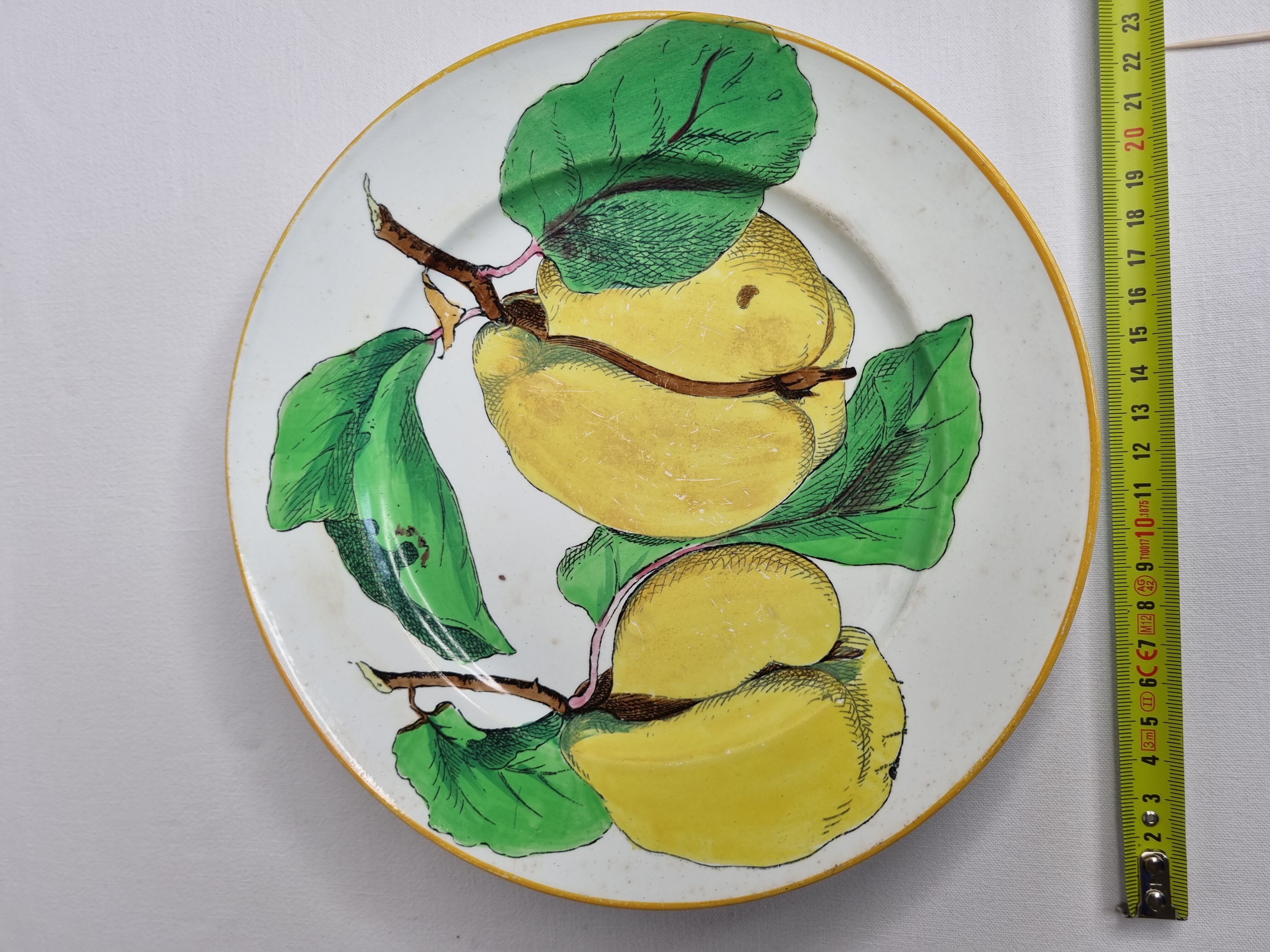 Plate anceinne on foot with the décor of conces, 22 cm