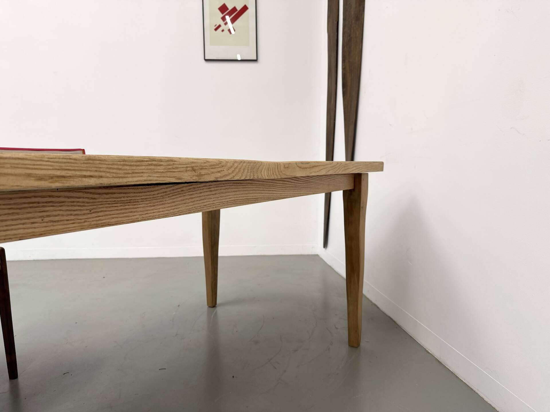 Grande table de salle à manger en chêne massif, au format XXL.