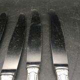9 table knives in silver metal.