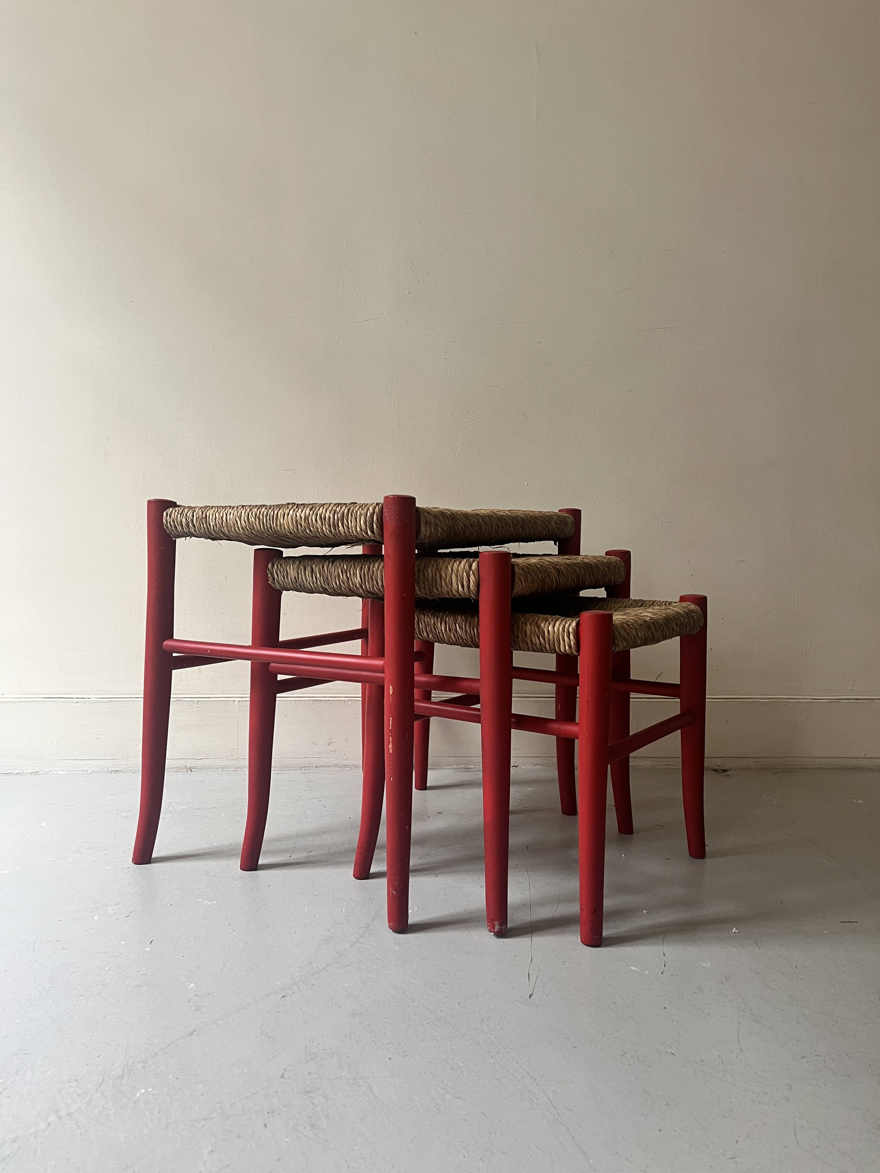 3 nesting stools in red wood e size, Italy 1970