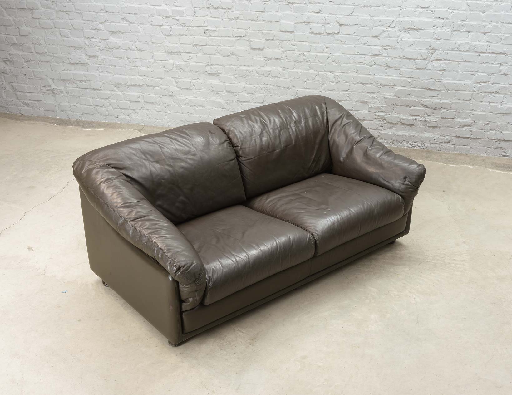 Comfortable Leolux Seal Brown Leather Two-Seater Sofa. The Netherlands, 70s