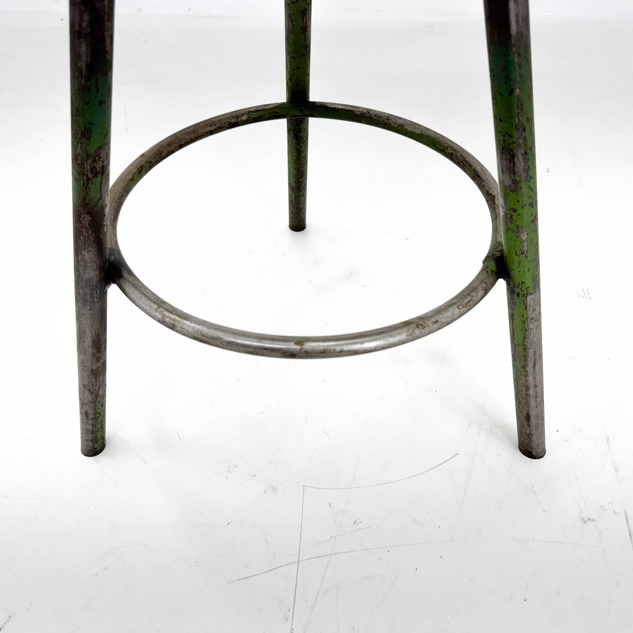 Tabouret trépied industriel vintage en acier et bois, 1950