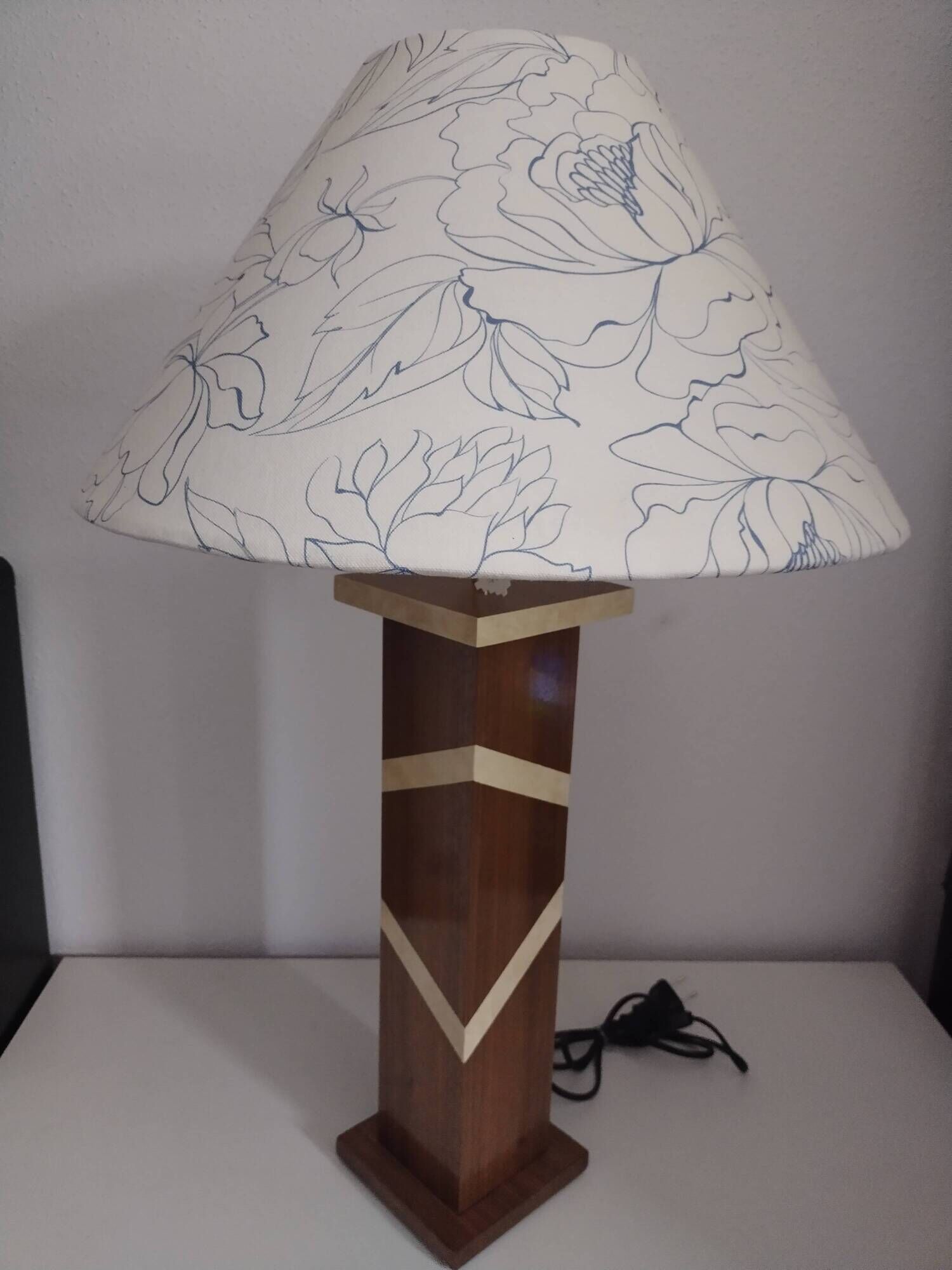Accent lamp in American walnut veneer.