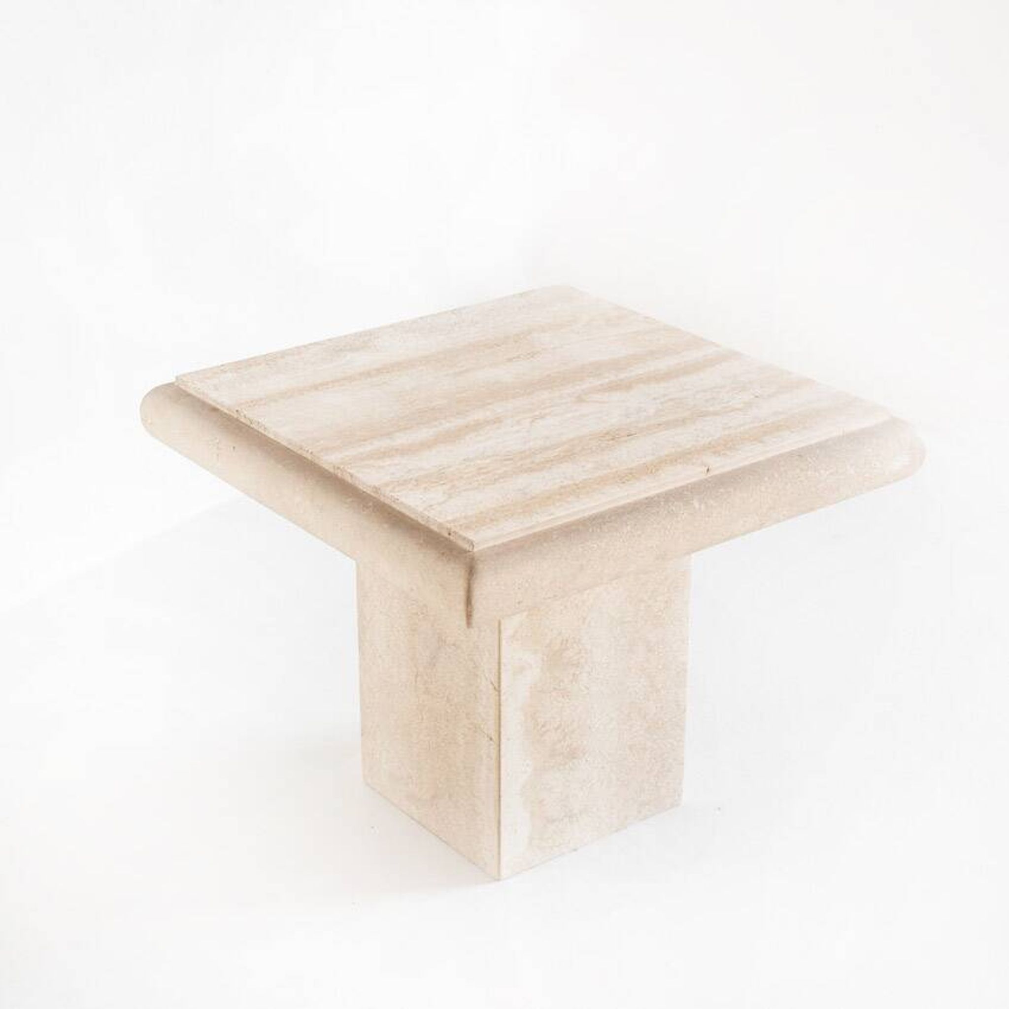 Table basse ou d'appoint vintage. Marbre travertin. Italie, années 80