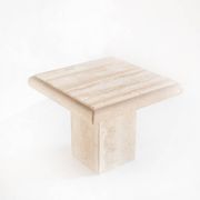 Table basse ou d'appoint vintage. Marbre travertin. Italie, années 80