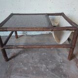 Relaxed armchair in bamboo and rattan with its small side table. Beige linen cushion.