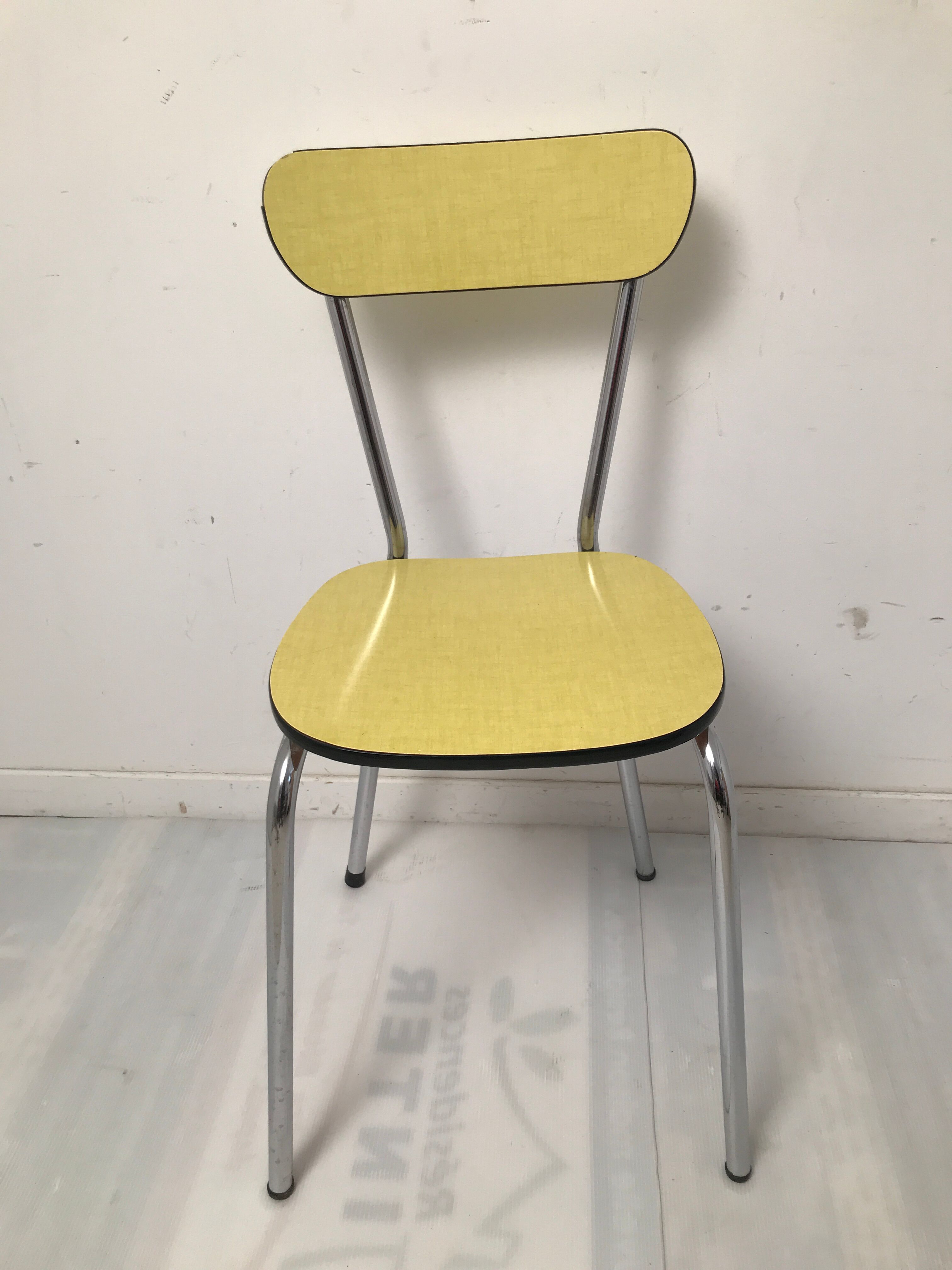 Table en formica jaune moutarde  des années 50- 60