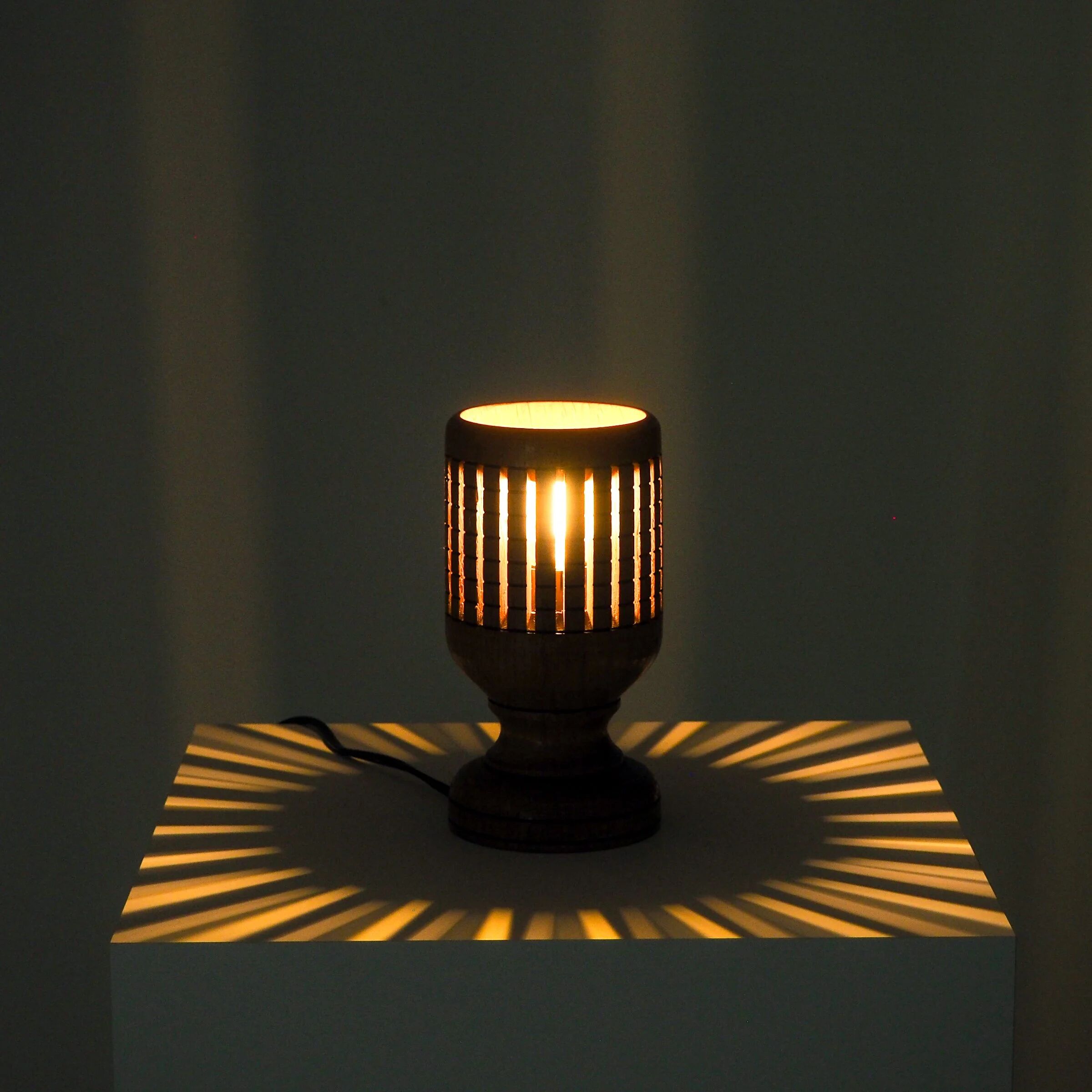 Vintage wooden lattice accent lamp