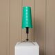 Lampe de table italienne de style Memphis des années 1980 avec cadre en métal noir-chrome et abat-jour en carton ondulé vert.