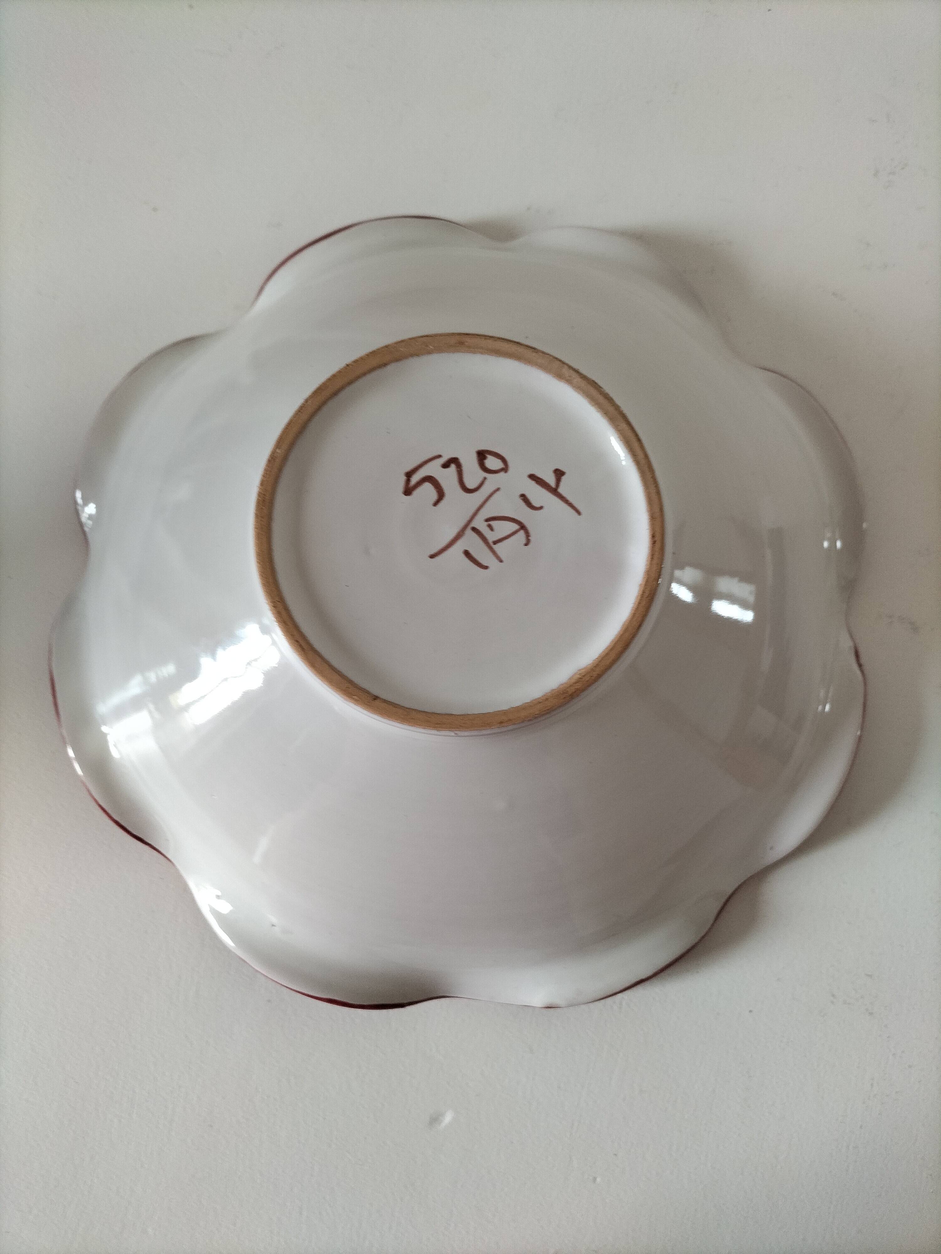 Coupe en faïence italienne décor floral bordeaux