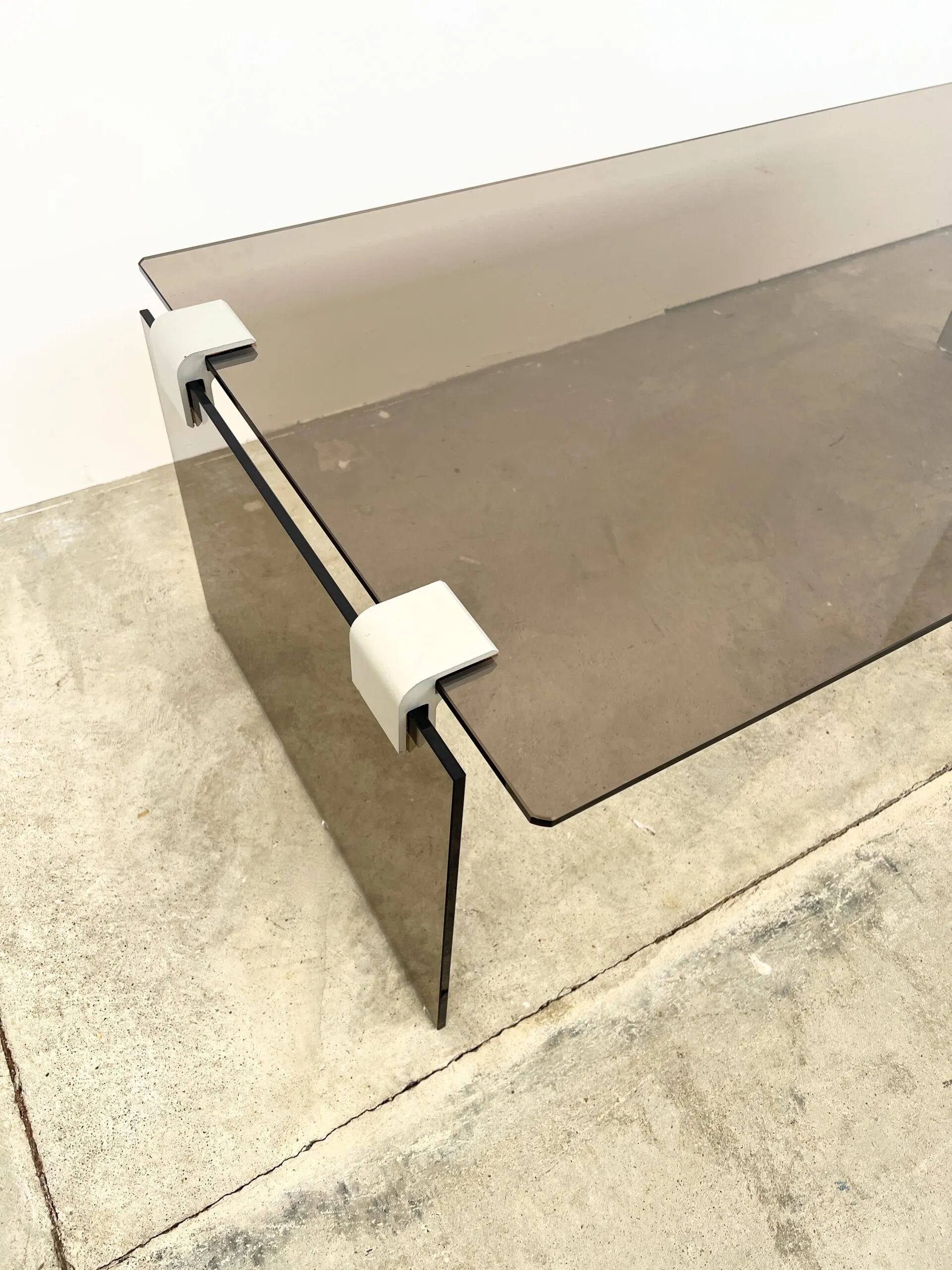 Table basse minimaliste 70s – verre bronze & alu