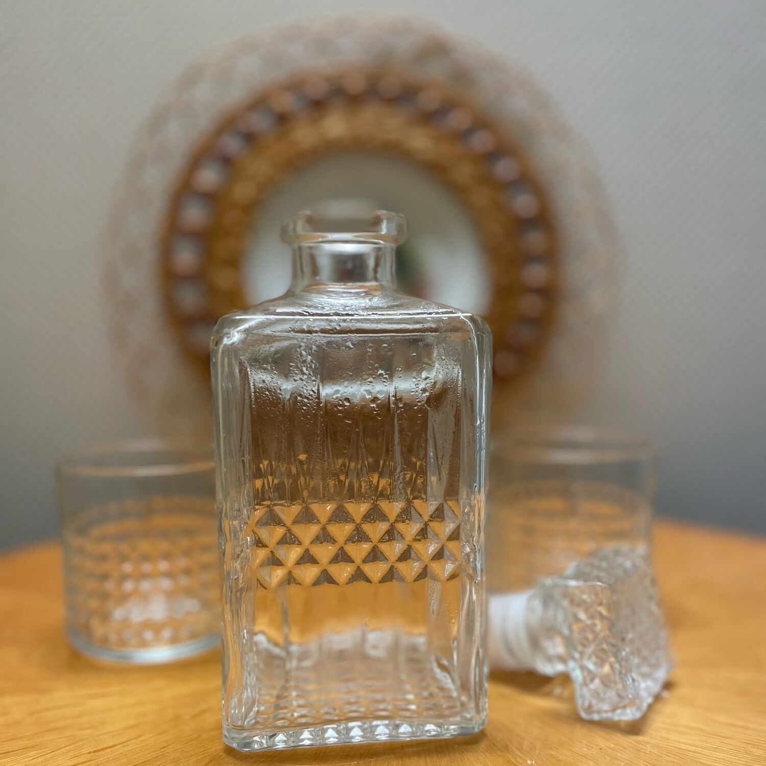 Carafe vintage whisky and its 2 glasses