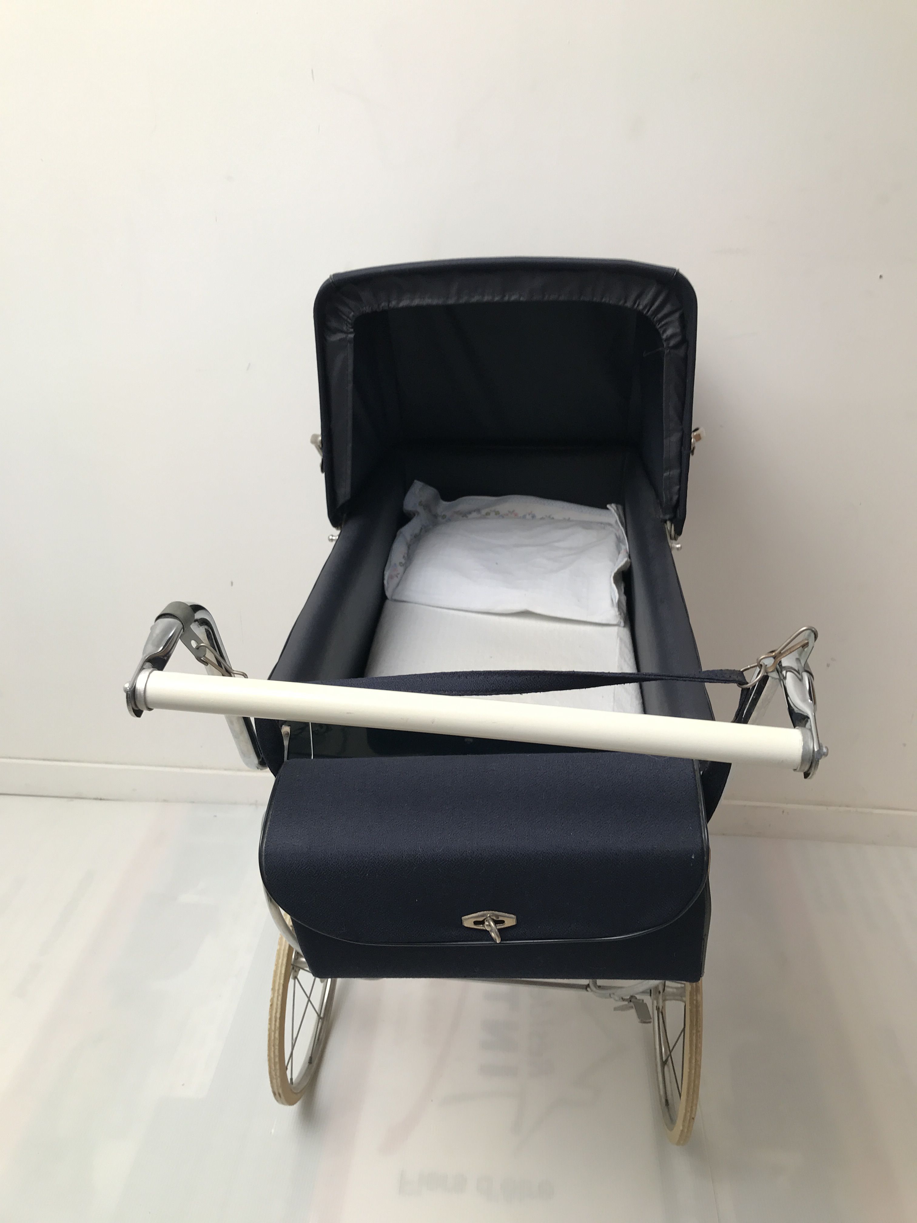 Pram, vintage English style carrycot 60/70s