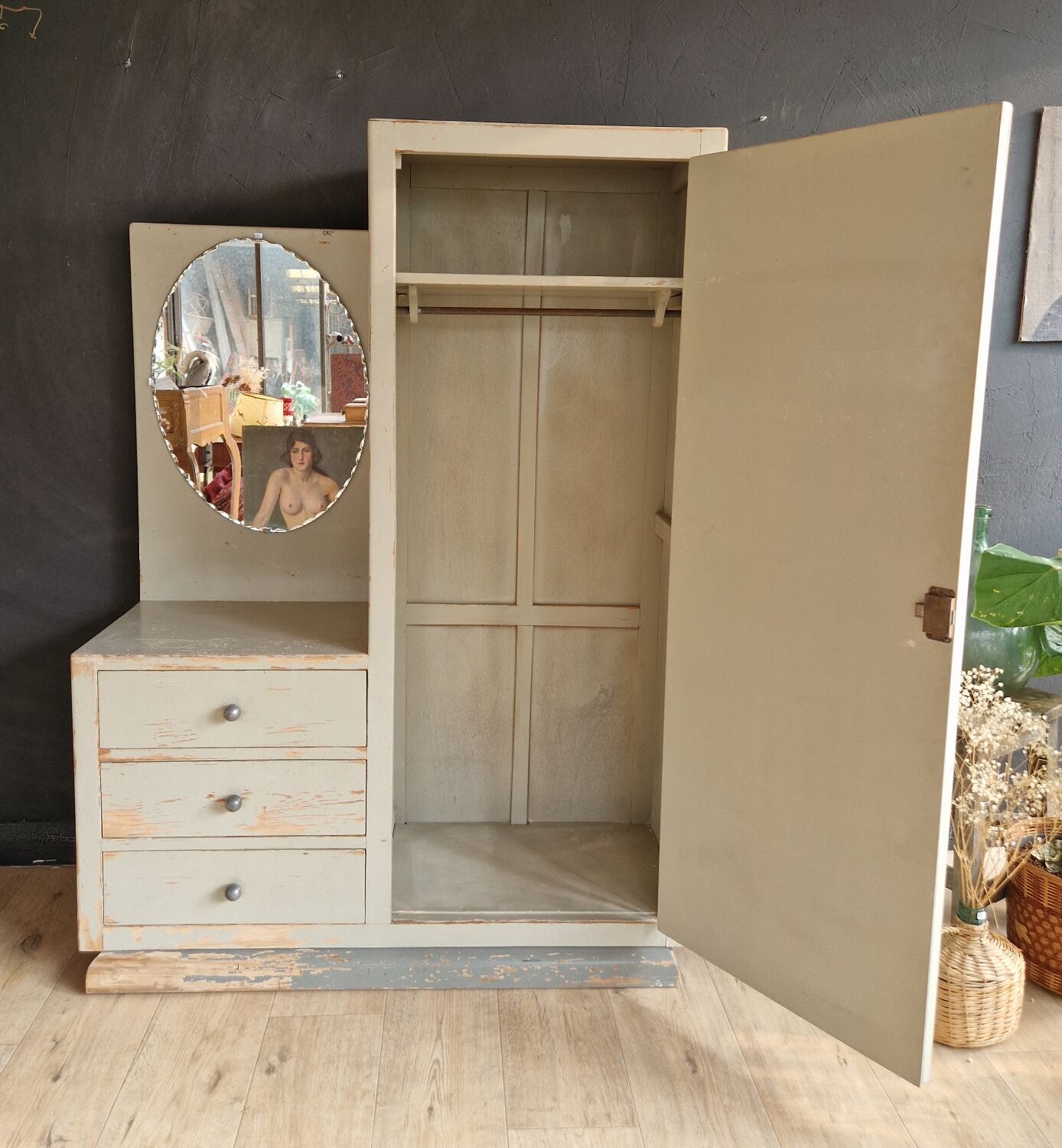 Asymmetrical cabinet
