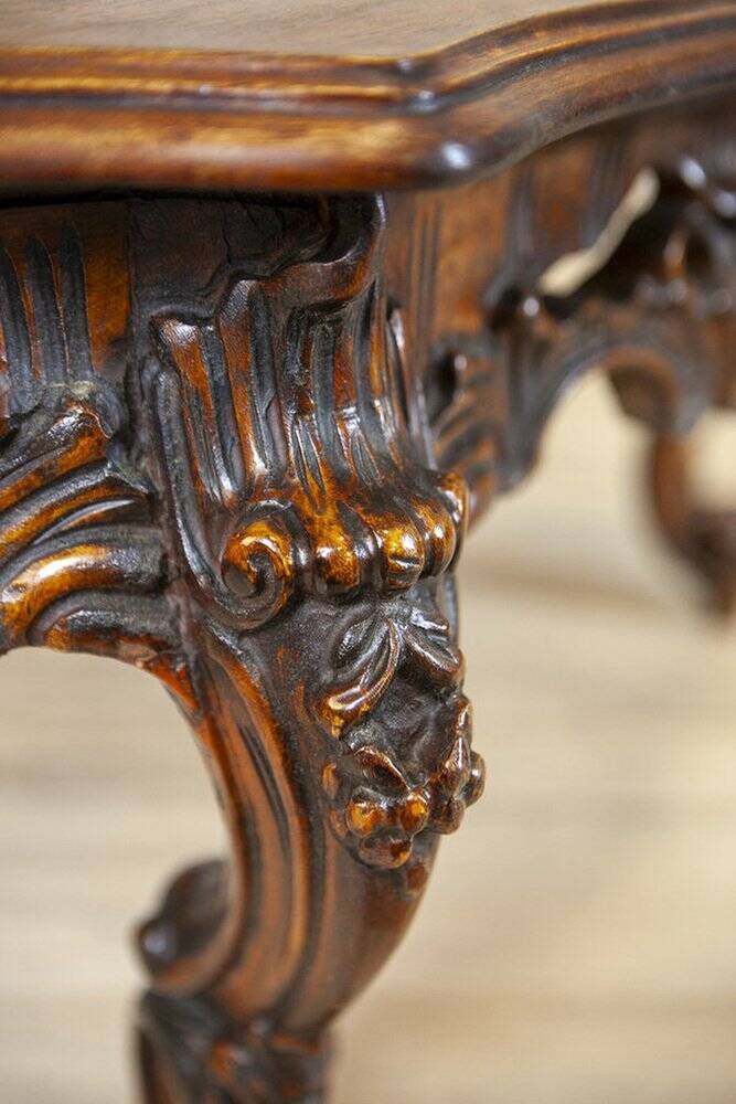 Table basse vintage en bois brun avec un tablier sculpté, années 1940.