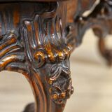 Table basse vintage en bois brun avec un tablier sculpté, années 1940.