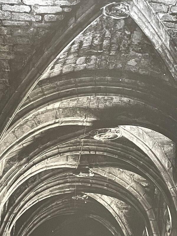 Photographie tirage argentique noir et blanc circa 1970 église voutée