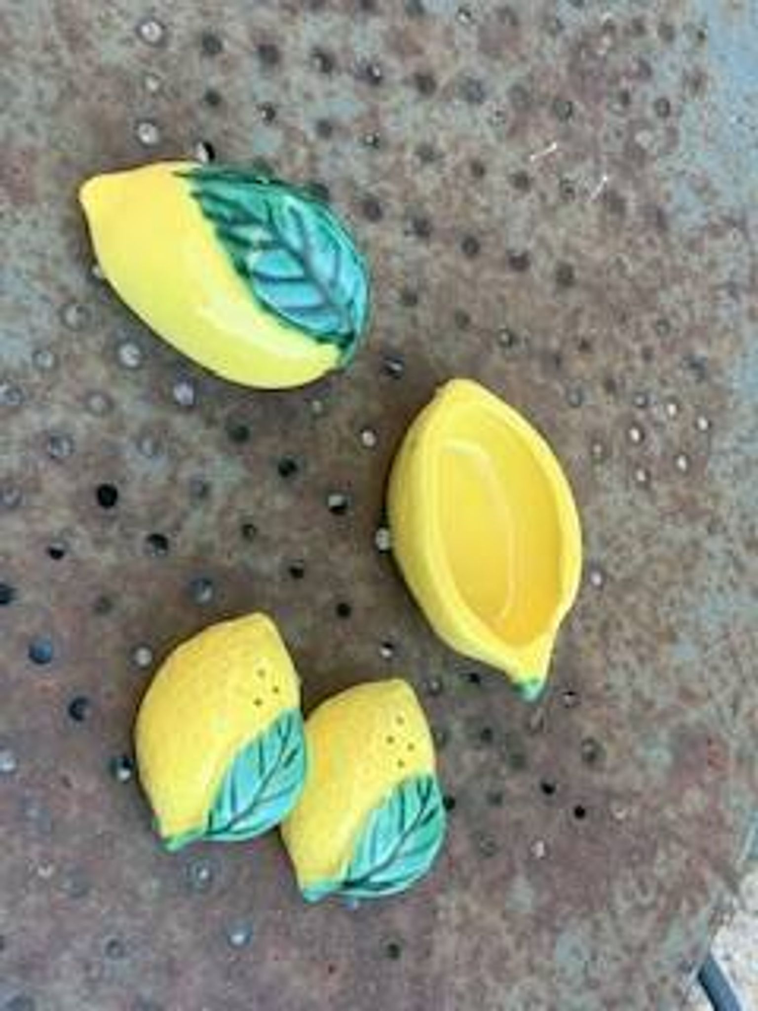 Salerons et moutardier citrons en ceramique barbotin vallauris