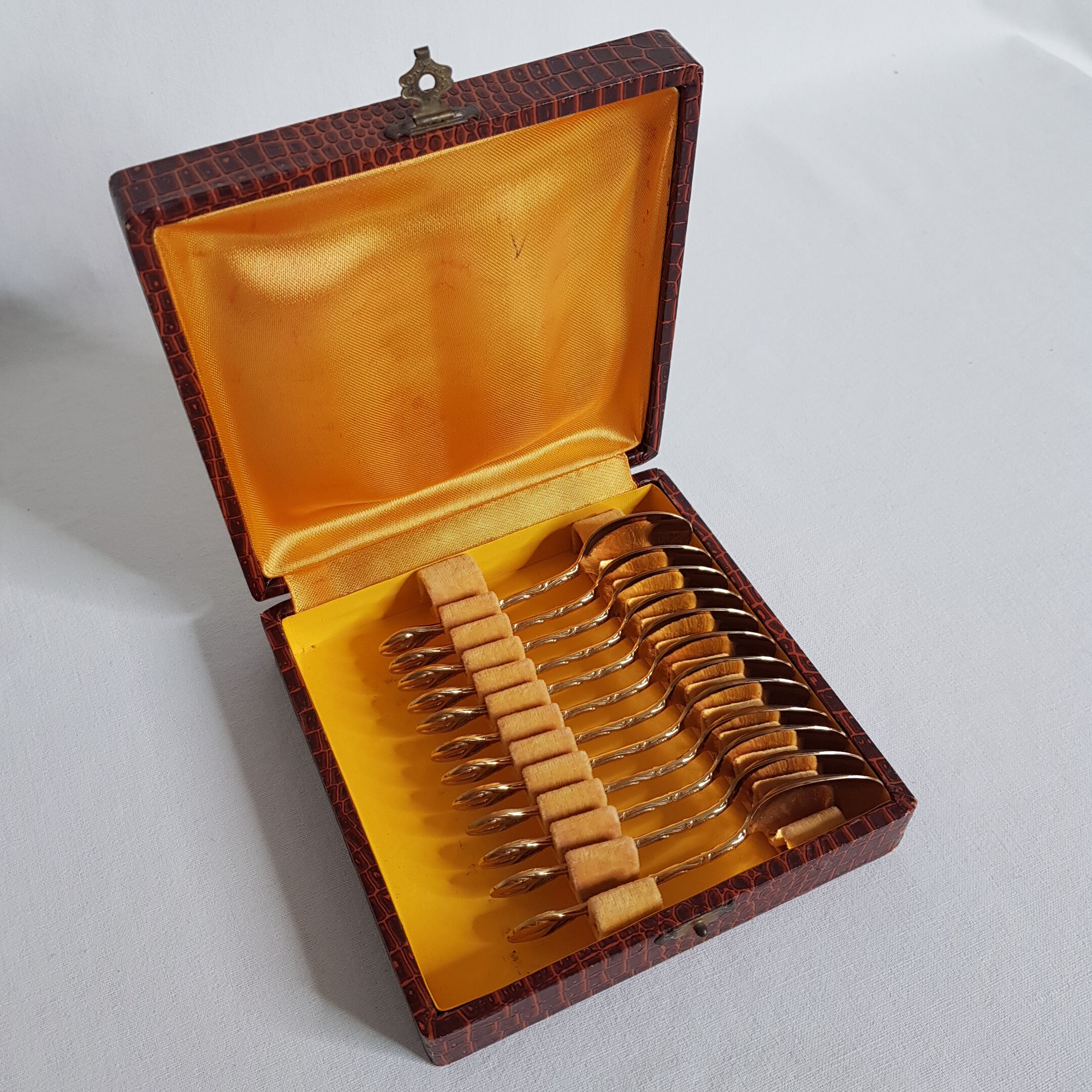 Set of 12 mocha spoons in golden metal with vegetable décor and coffee bean