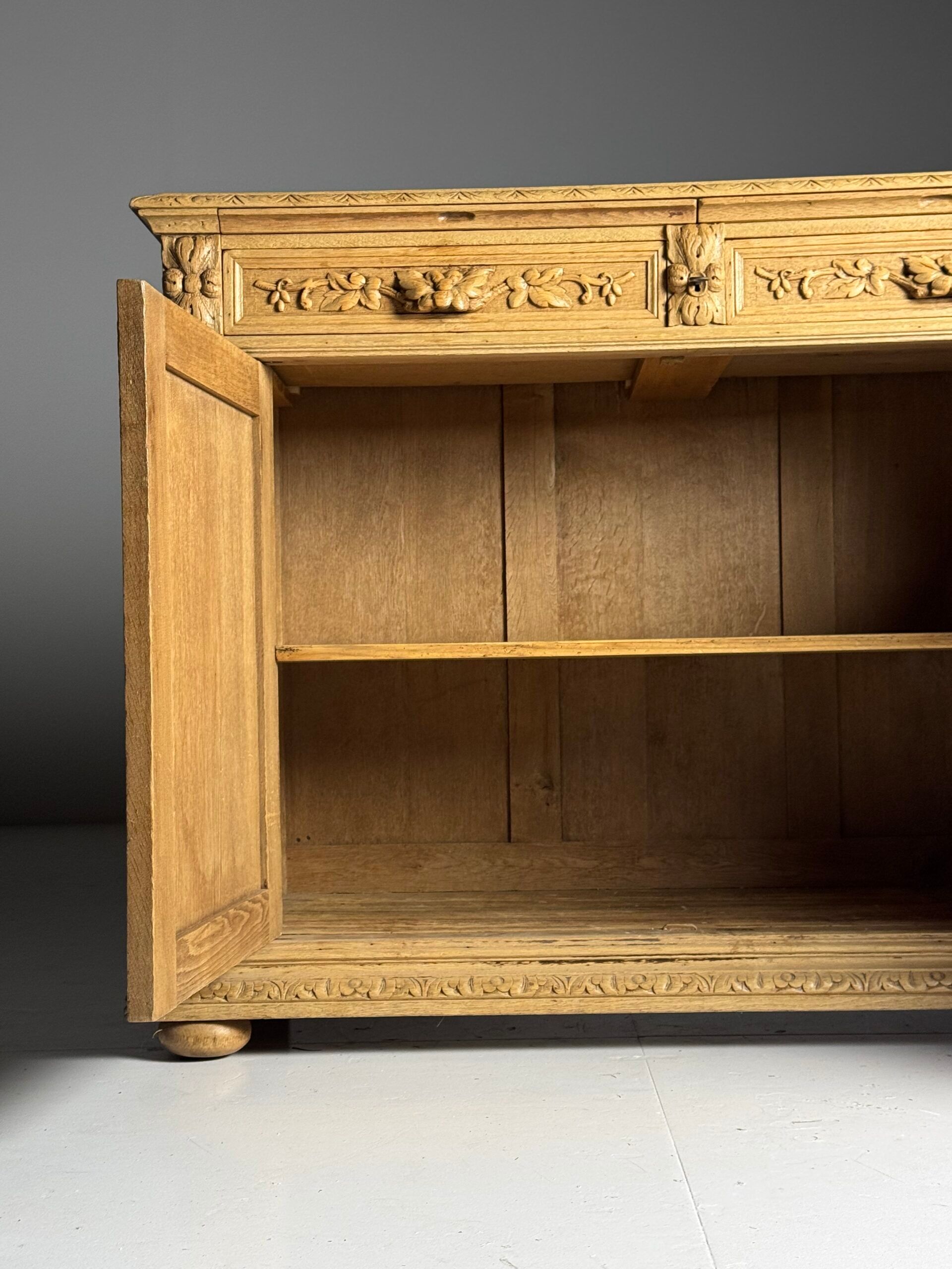 Buffet sculpté belge, 19e siècle