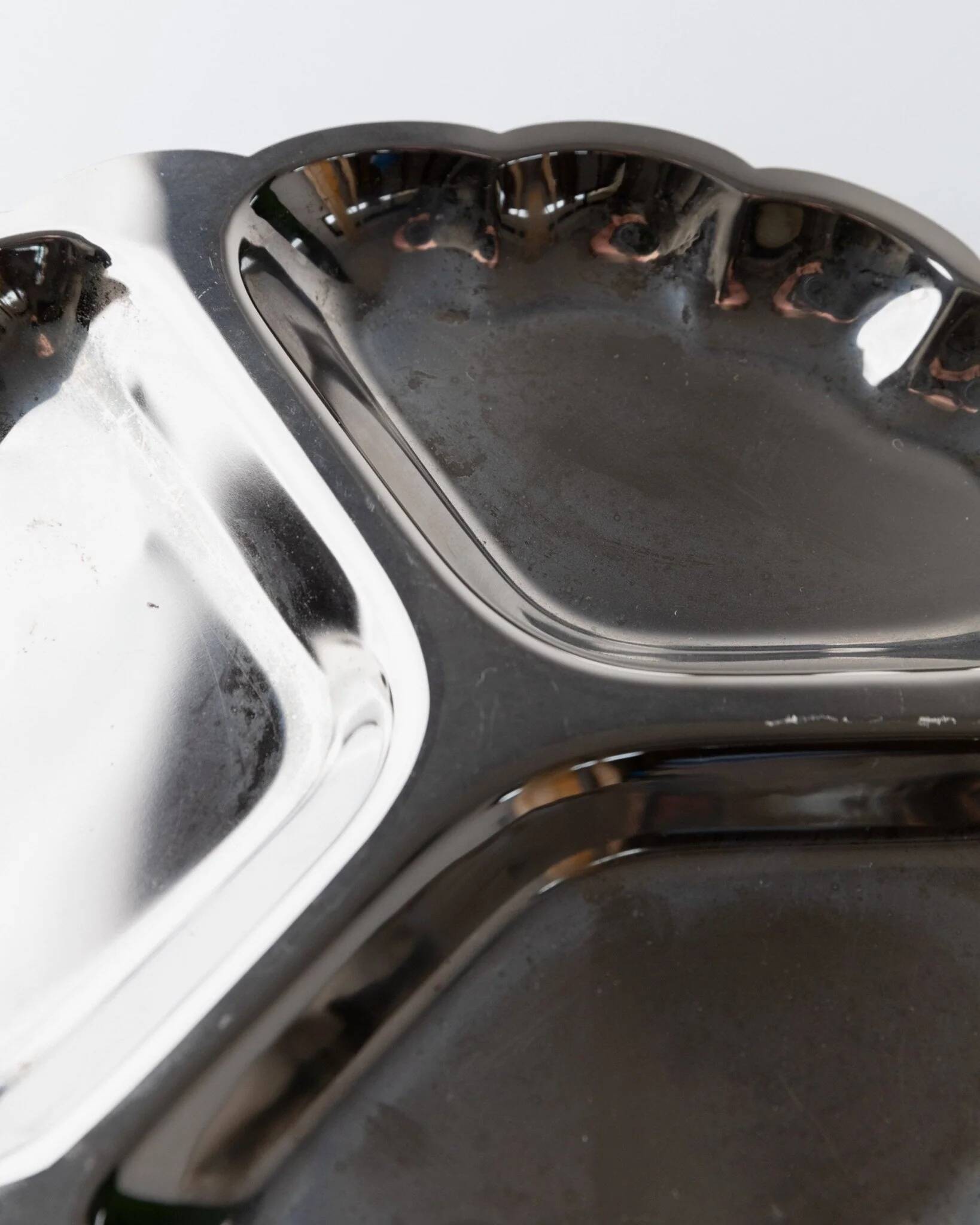 Silver-plated metal leaf-shaped tray with three compartments, Hollywood Regency Italian 1970s, elegant serving platter