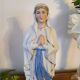 Statuette religieuse de la Vierge Marie en biscuit de porcelaine