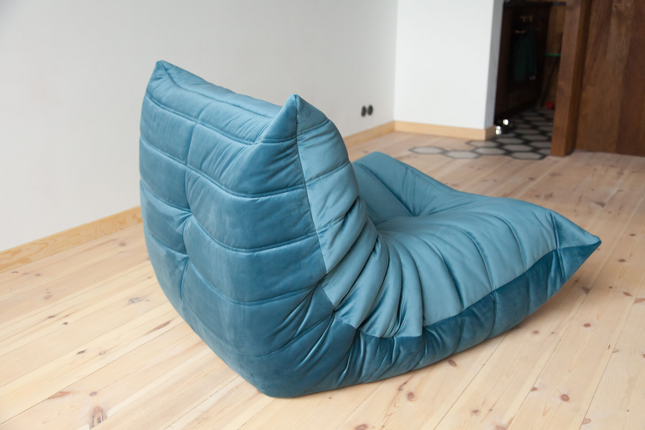 Canapé 2 places et fauteuil  Togo modèle dessiné par Michel Ducaroy 1973. Modèle authentifié par nos experts sur la base des photographies qui ont été transmises par nos vendeurs