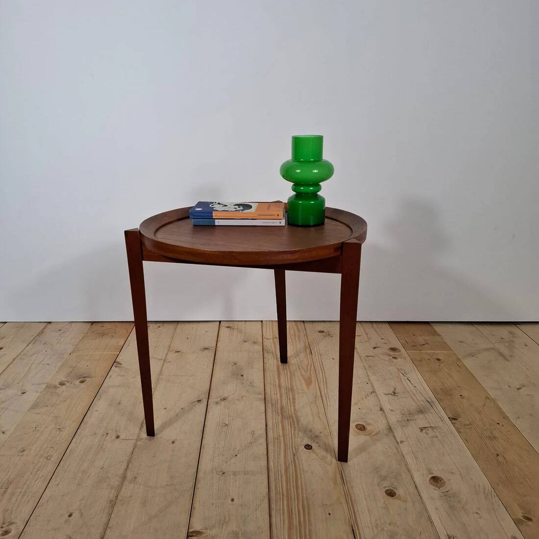 Round teak coffee table – Mid-century modern design, 1960s, Scandinavian elegance