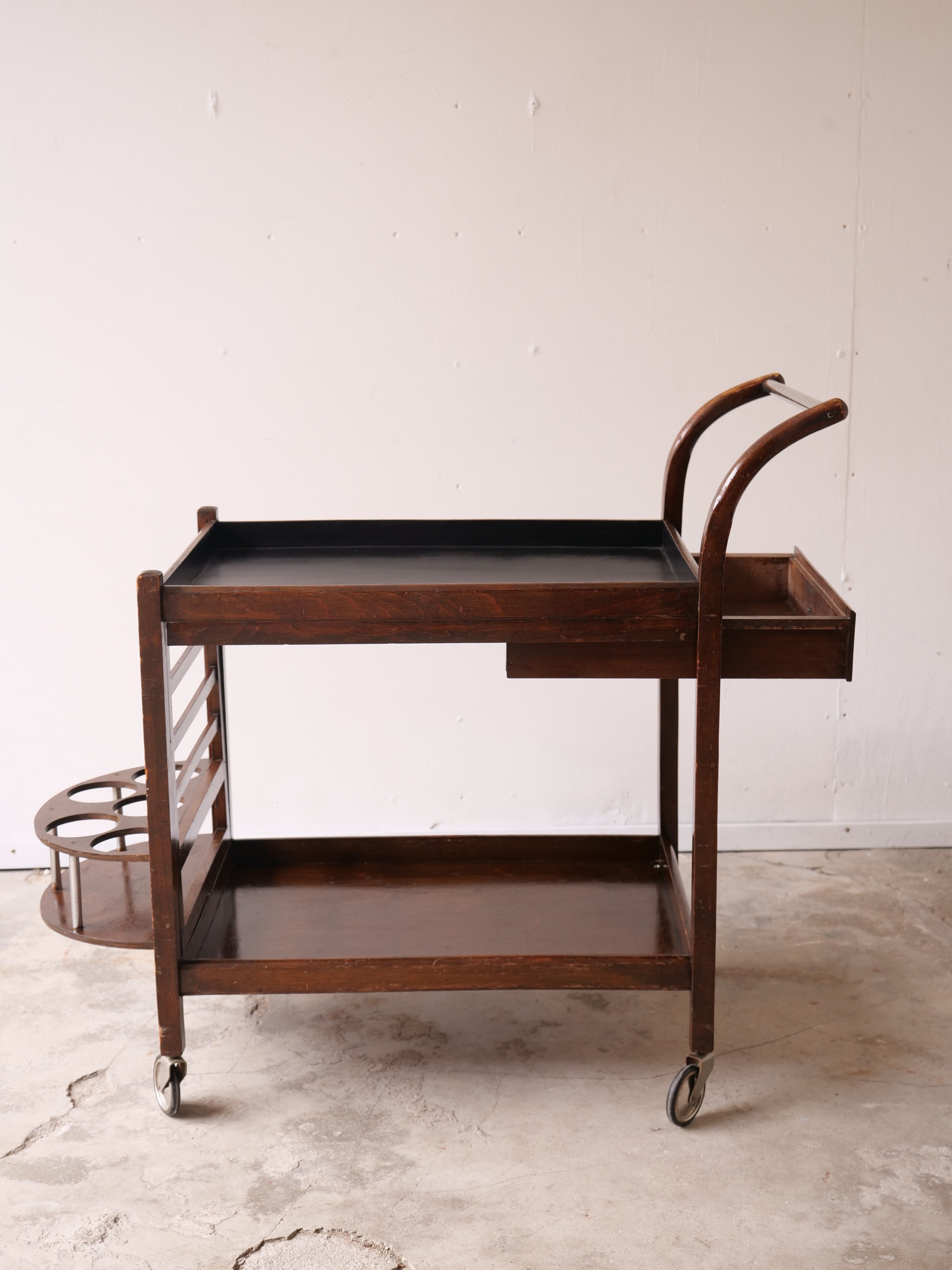 Serving art deco tork